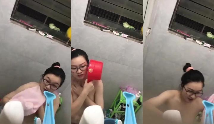 爬窗偷窥隔壁眼镜小美眉洗香香 内内掉地上了 让妈妈重新拿一条 美眉好清纯漂亮
