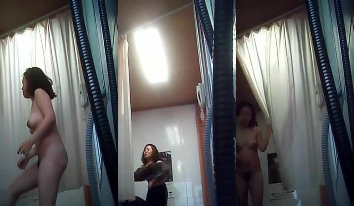 定点偷拍公共浴室女士更衣间少女少妇脱换衣 有个少妇逼毛真性感屁股白又大