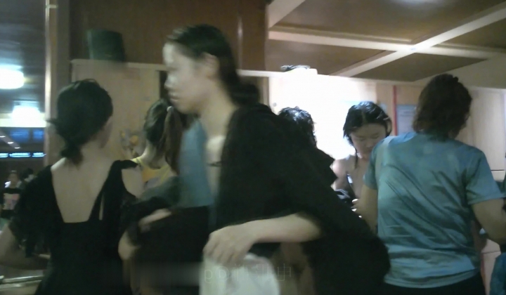大众浴室偷拍美女淋浴换衣超多极品嫩妹赤身裸体半掩玉乳更销魂