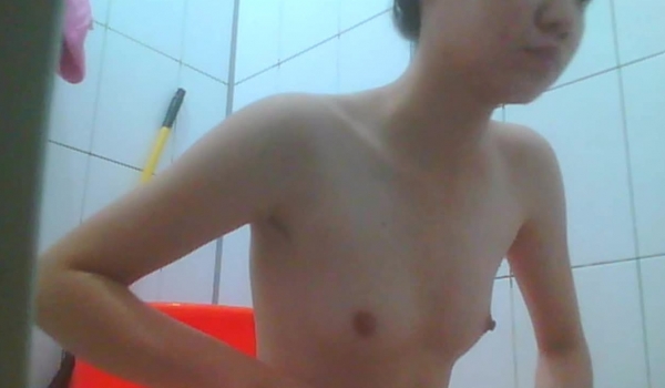 浴室暗藏摄像头偷拍表妹洗澡,正值青春期,脸上长满了青春痘,两只小娇乳和茂密的黑森林