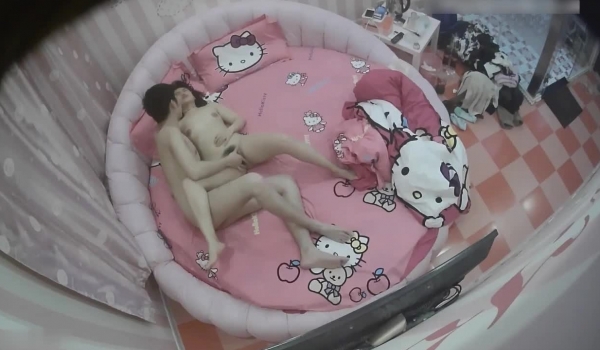 情趣酒店大圆床神角度TP小伙先用手指捅了半天再插 妹子很享受