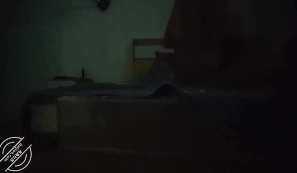 妈妈在楼下看电视，我跑去强上姐姐，姐姐的惨叫声惊动了楼下的妈妈原创