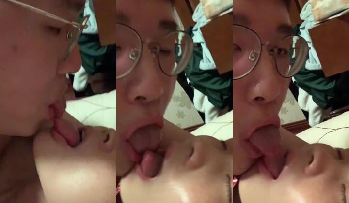 全程露脸，漂亮苗条小姨子约会姐夫，爱抚舌吻互舔边缠绵边脱，太真实，娇小身材抱起来猛搞，还有语言刺