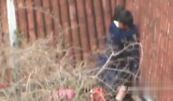 精彩公共场所啪啪被偷拍最强刺激性爱甄选小情侣学校走廊做爱 饥渴小情侣席地而Z