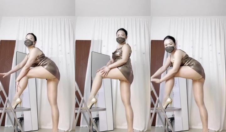 快手颜值熟女【敏媚姨】极品少妇，大尺度丝袜裸舞，道具自慰