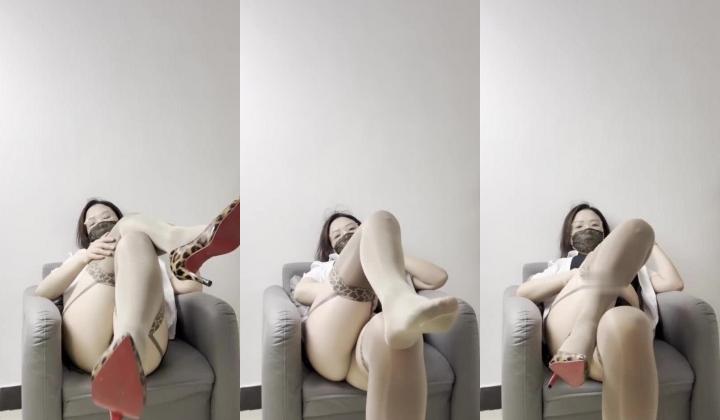 快手颜值熟女【敏媚姨】极品少妇，大尺度丝袜裸舞，道具自慰