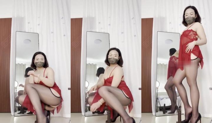 快手颜值熟女【敏媚姨】极品少妇，大尺度丝袜裸舞，道具自慰