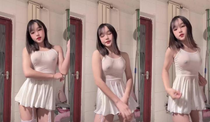 快手【小困鱼(蒙佳怡)】18舞蹈生，超嫩乳花臂少女,裸舞定制