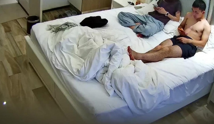最新流出酒店偷拍 大学生情侣暑假炮调皮的苗条眼镜女友只管撩不管降火被小哥狠狠抱起来操