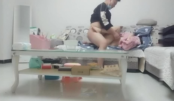【专搞良家】老哥约了个少妇上门啪啪，口交搞硬沙发上大力猛操