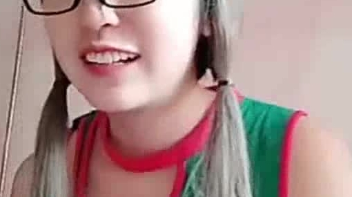 妈妈就在客厅，女儿为了让粉丝刷跑车，竟然谎称肚子疼，叫爸爸到房间，然后勾引爸爸做爱