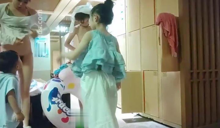 女偷拍客潜入国内某水上乐园更衣室偷拍~御姐学妹目不暇接