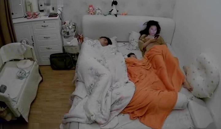 黑客破解家庭网络摄像头偷拍 ️哺乳期性瘾少妇做爱都不能满足要经常通过自慰来泄欲