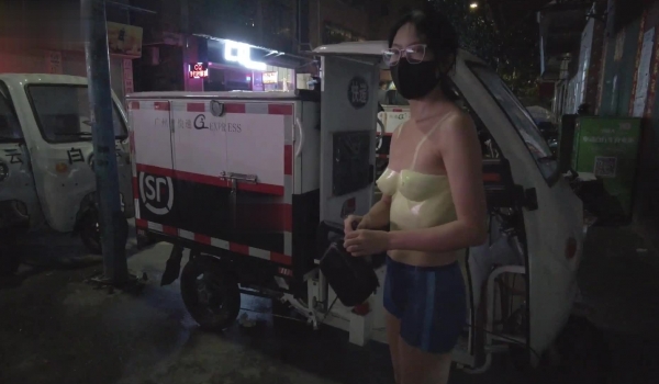 露出女神小K接受金主私人定制 ️大胆尝试新露出玩法身上涂着彩绘服装夜晚街头裸行