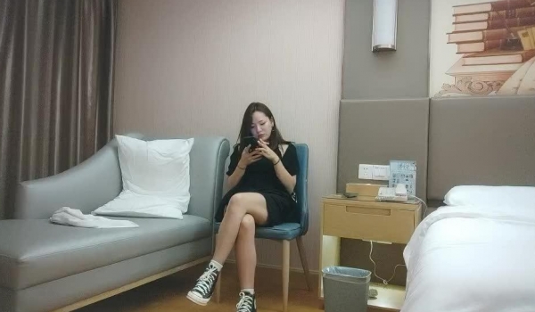 浪利战神深夜场黑裙小少妇，情趣装黑丝袜扭动屁股，翘起大屁股舔屌，正入抽插打桩猛操
