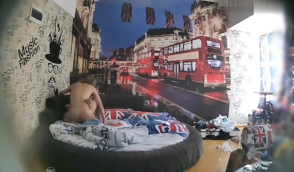英国城市主题豪华圆床房-纹身黄毛情侣进房就操逼 操了一半找套子 戴上套又操