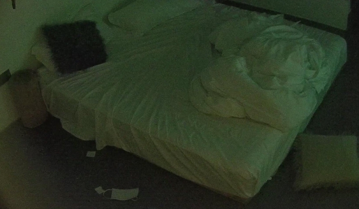 大学城 这是遇到绿奴了吧 自己先操完后把自己老婆眼睛蒙住 让别人进来操 光线不好 但剧情炸裂