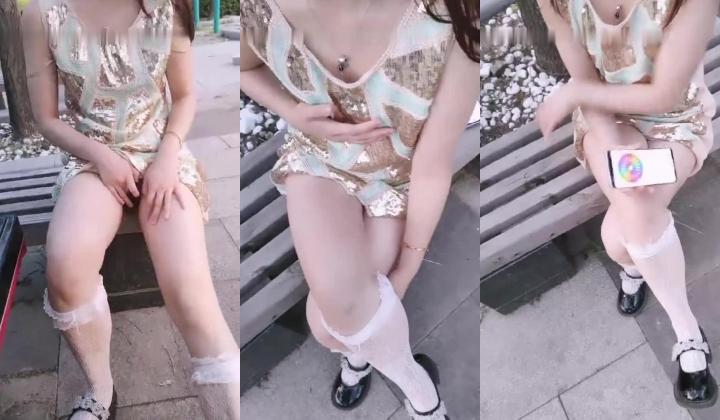 清纯美女【疯狂女神】，户外公园广场，人来人往，随时刺激，揉奶露逼，站着啪啪超精彩！