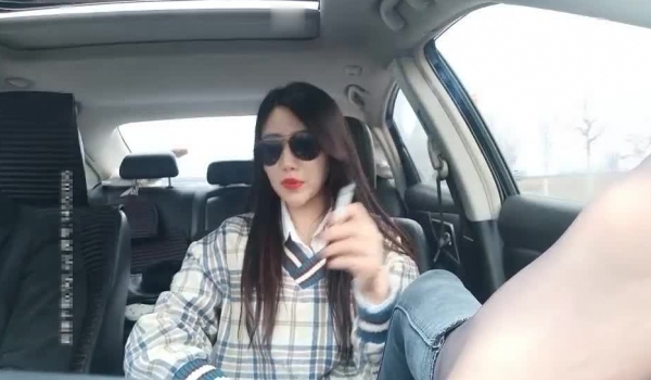 牛仔风骚高颜值美女户外车震肏淫穴，还没到野外内裤就淫湿了，真他妈是个骚货，我好骚啊，好想你们来肏