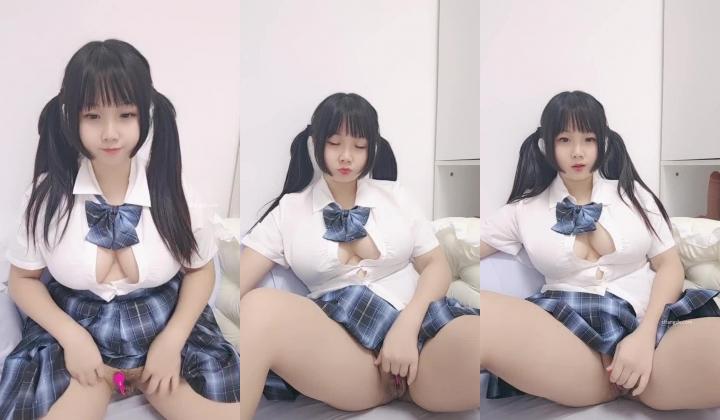 颜值嫩妹微胖小坦克【乐乐仔】双马尾童颜巨乳，JK网袜身上穿，道具插肥穴 可爱干净