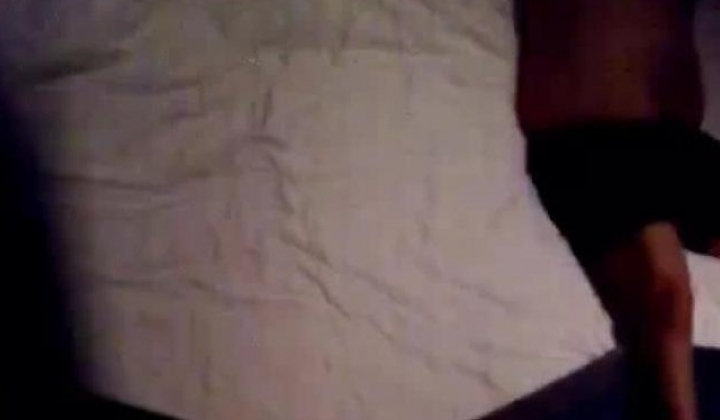 酒店偷拍 中年夫妻开房打个炮 这女人毛也太多了 灯光这么暗都隐藏不了 她性欲要起来了大哥怕是抗不