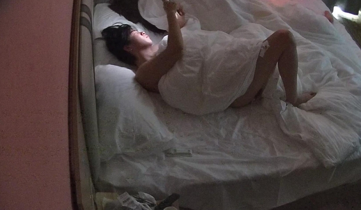 大学城 一对情侣还没退房 又是床上操逼的一天 女生背上到底是纹身 胎记 还是一撮毛