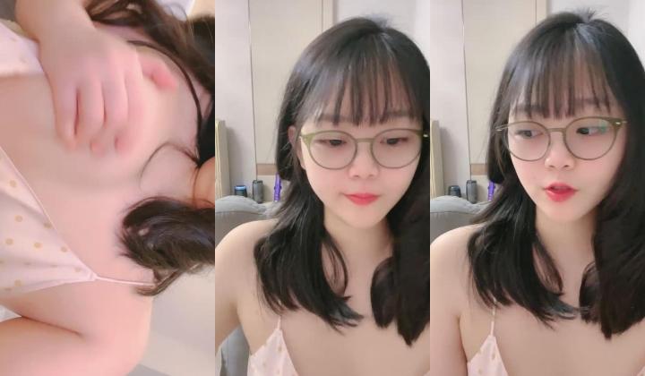 甜美眼镜美少女桃子！极品大肥臀超诱人！特写屁股抖动，手指拍打小穴扣弄，流出好多白浆
