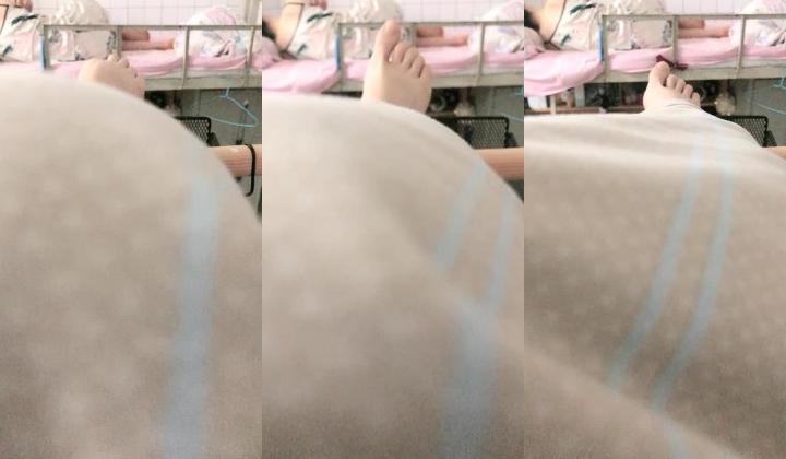 真实女生寝室 偷拍室友睡觉 【大学生活好】 清凉小吊带 厕所自慰撒尿揉胸 粉嫩鲍鱼特写 大学生真