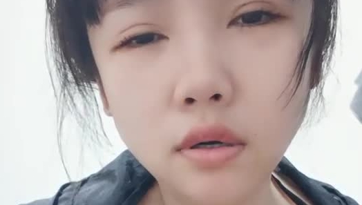 E乳骚女【极品曦曦】奶子比头大! 狗趴似操穴，两个大木瓜一样的奶子一晃一晃的，骚女还喜欢接吻，超刺激!