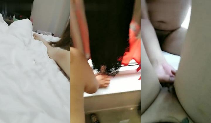 不正经的嫂子要多骚有多骚，双指抠她骚逼沾着淫水给她吃，口交大鸡巴各种体位爆草抽插，让她爽上天叫的
