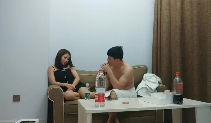 大奶良家美妇 我们好好聊不要老是这样 怎么啦你哭了 身材丰满吃饱喝足从沙发操到床上 好久没滋润了