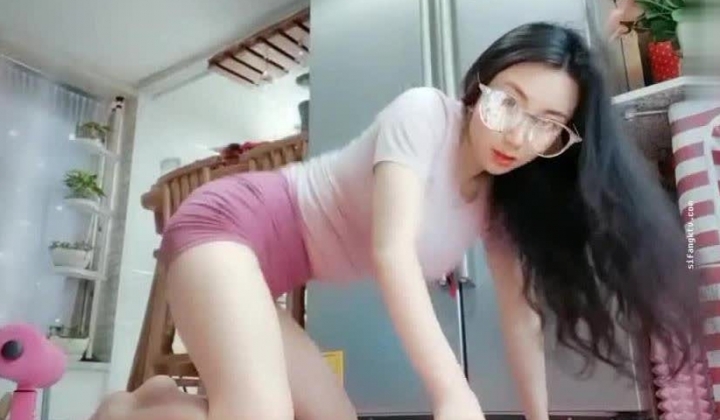 瑜伽老师 舞动天籁 这颜值得吃什么才有这样漂亮，一字腿 钢管舞、自慰揉穴 真诱惑！