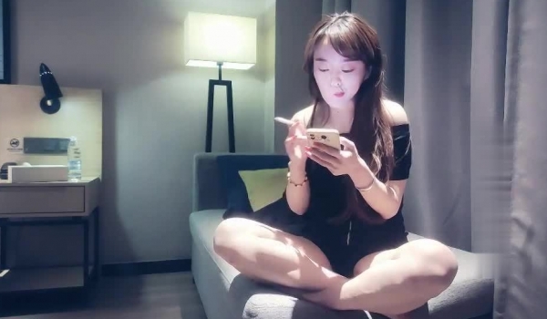【赵总寻花】 门票138 高端外围女神场 甜美温柔爱笑亲和力强 69舔穴淫荡尤物