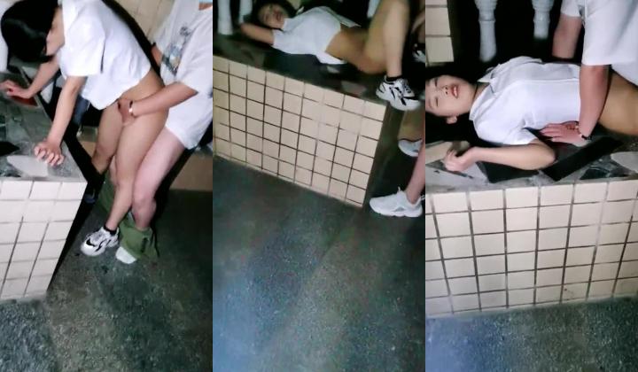 牛逼了 半夜驱车学校门口操逼【户外桃子】干完不过瘾 带到出租屋来第二炮 穿上黑丝 狂抠逼 小姐姐