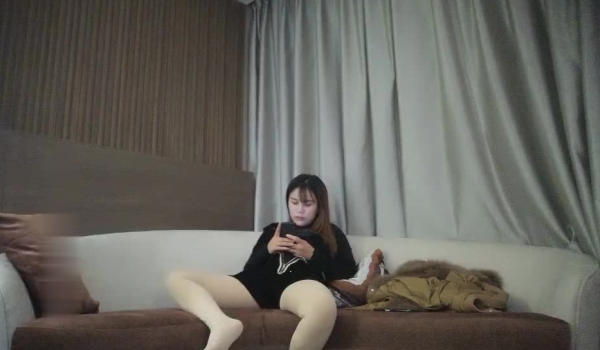 新星探花纹身小哥约炮大奶子兼职服务不错，给小哥从上舔到下口交大鸡巴深喉毒龙吸蛋，让小哥压在身下抽