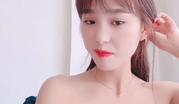 20岁杨洋小妹妹~贪财好色，榜上房东大叔！天天陪大叔激情性啪，前后上下左右无套狂抽插到哭！颜射一脸肚子！真的是太爽啦！