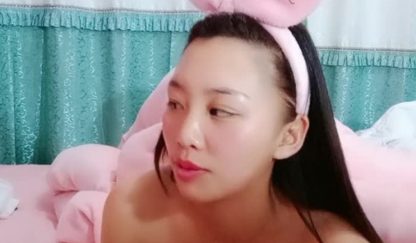 良家小少妇露脸颜值不错伺候小哥哥，舔鸡巴弄了半小时，让小哥玩着奶子爆草抽插，激情上位差点射进骚逼