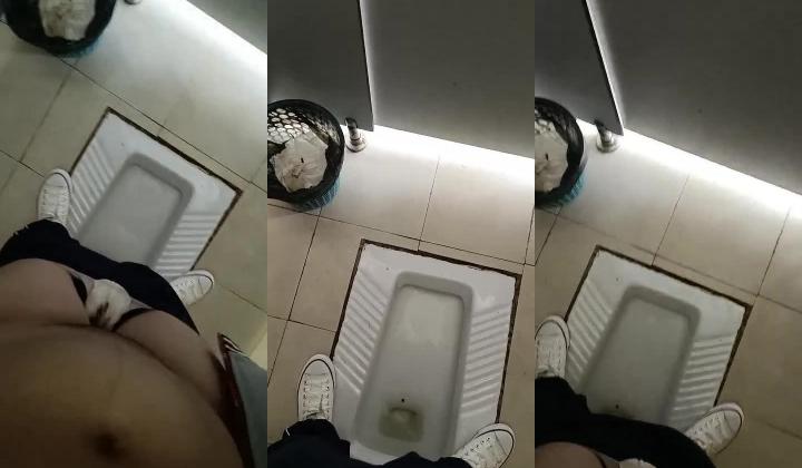 这学妹好骚，上着课在课桌下面漏出奶子给狼友看，下课去厕所给狼友偷窥同学上厕所，尿尿骚逼特写揉骚奶