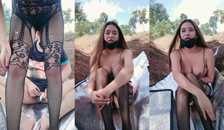 燃情户外小山坡上偷情的男女，开档黑丝露脸颜值不错主动口交大鸡巴跟狼友撩骚，激情上位无套后入爆草内