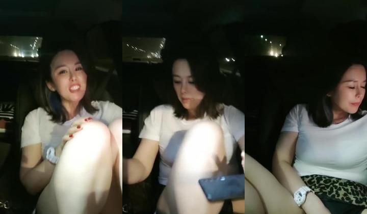 气质御姐跟小哥出来玩车震，开着车就给狼友看骚逼特写，停在路边口交大鸡巴，无套插入爆草浪荡呻吟貌似