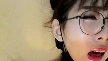 身材苗条骚气眼镜妹子白色网袜双人啪啪秀 深喉口交骑乘后入最后射在肚子上 呻吟诱惑