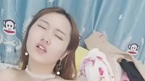 漂亮风骚两姐妹粉乳嫩逼女孩1230一多双人表演秀 姐妹情深花插骚穴 逼毛没几根很漂亮