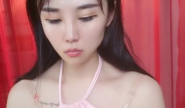【舞蹈宝贝】刚脱掉内裤同事就来了 差点翻车吓死了 下次门一定要锁紧了，粉嫩白皙，扭得相当不错