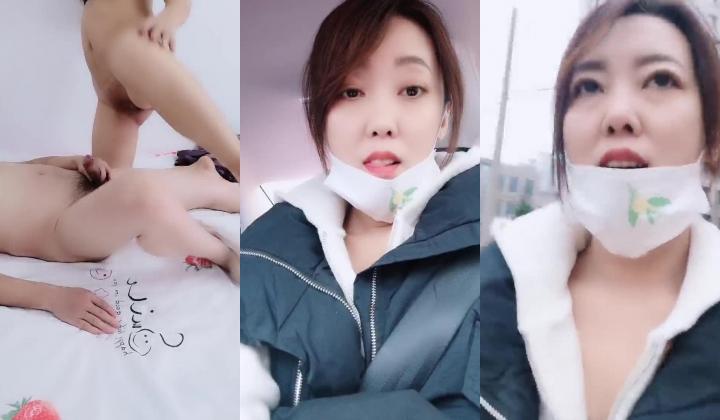 新手夫妻露脸的嫂子回家路上就开始跟狼友发骚，回到家迫不及待扒下大哥内裤舔鸡巴，激情上位后入抽插好刺激