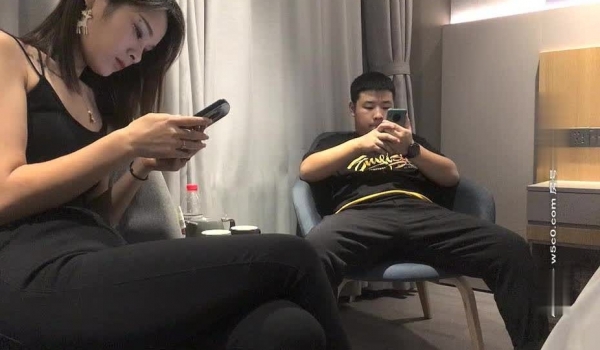 【阿飞探花】一边听晚间新闻一边干女神，美乳高颜值极品尤物，娇喘伴着今日时事挺有真实感