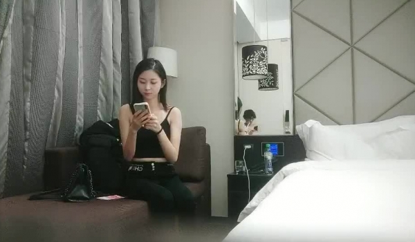 战神小利-知性美女，69姿势揉搓美穴，好紧和橡皮筋箍住一样，骑乘打桩流了好多水，操的妹子受不了