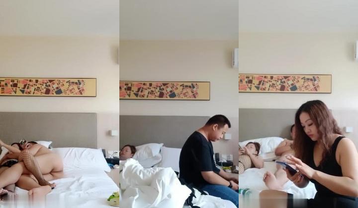 大姐享受完小哥的舔逼服务后给舔鸡巴，激情双飞全程露脸享受两个大姐的口活服务，情趣丝袜激情上位浪荡