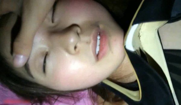 大变态模仿岛国动作片把涉世未深的苗条美女大学生用烈性酒灌醉唿唿大睡换上不同衣服玩弄啪啪啪720P
