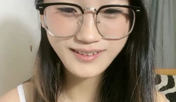 单身的小骚货露脸洗着澡把自己干了，浴室洗澡诱惑揉奶抠逼，舔弄假鸡巴，各种抽插骚穴特写展示，淫声荡语不断