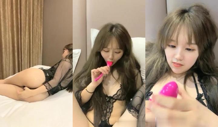 19岁人气火爆小萝莉淫乱调教啪啪，【爸妈调教女儿】薄纱情趣粉嫩胴体，各种道具琳琅满目，小母狗太骚